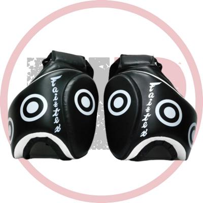 Костюм тренера для Лоу-Кик. Fairtex Thigh Pads